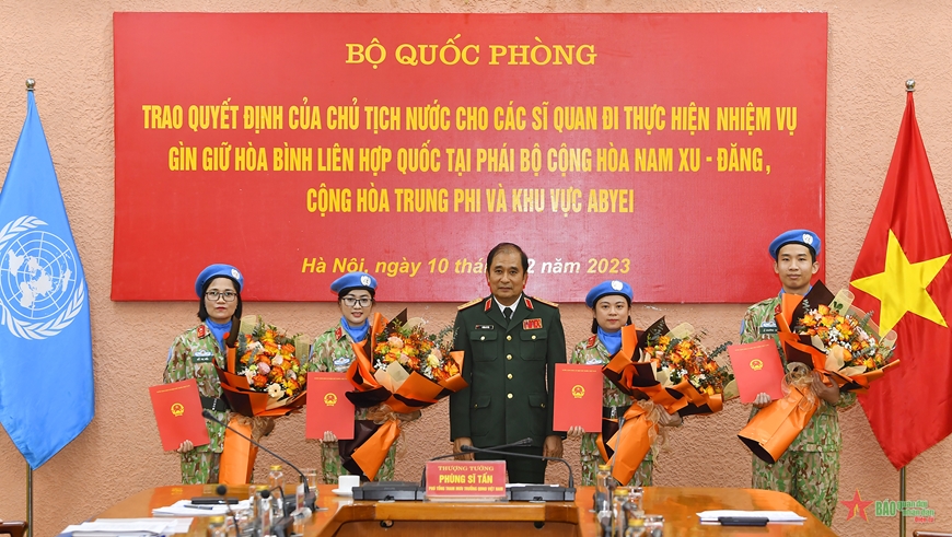 /UploadStore/admin/231210 Trao QD cua CTN cho si quan di thuc hien nhiem vu GGHB/01.jpg